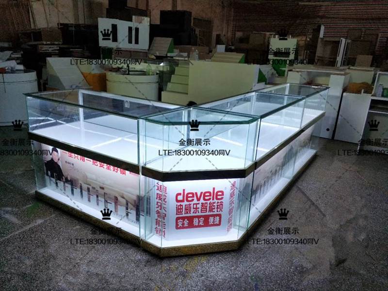惠州烤漆展臺六角展示臺與智能鎖·發(fā)光展柜的創(chuàng)新融合